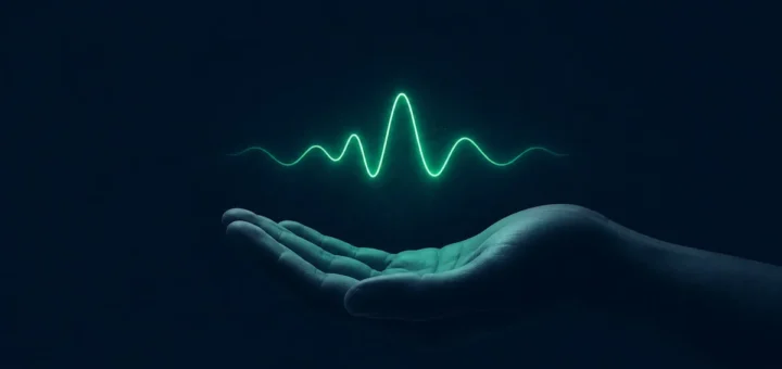 Herzratenvariabilität verbessern ohne Wearable: HRV-Pulslinie über einer offenen Hand als Symbol für Nervensystem-Regulation ohne Gerät