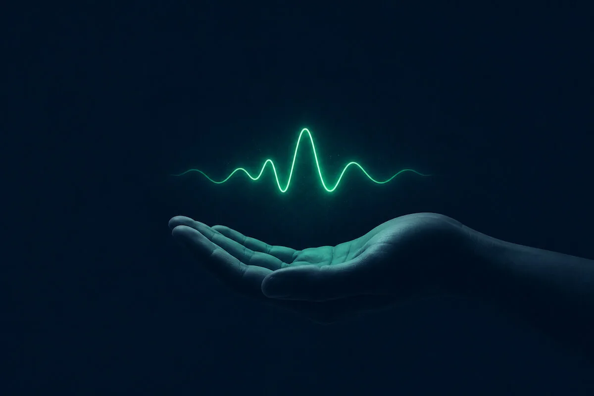 Herzratenvariabilität verbessern ohne Wearable: HRV-Pulslinie über einer offenen Hand als Symbol für Nervensystem-Regulation ohne Gerät
