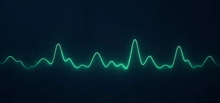 HRV steigern: Pulslinie der Herzratenvariabilität auf dunklem Hintergrund als Symbol für ein reguliertes Nervensystem